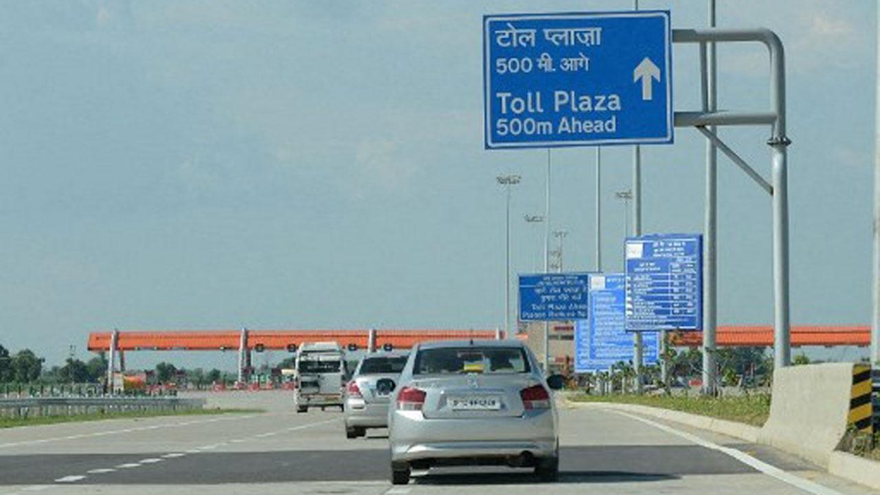 Aligarh-bound training aircraft makes emergency landing on Yamuna Expressway