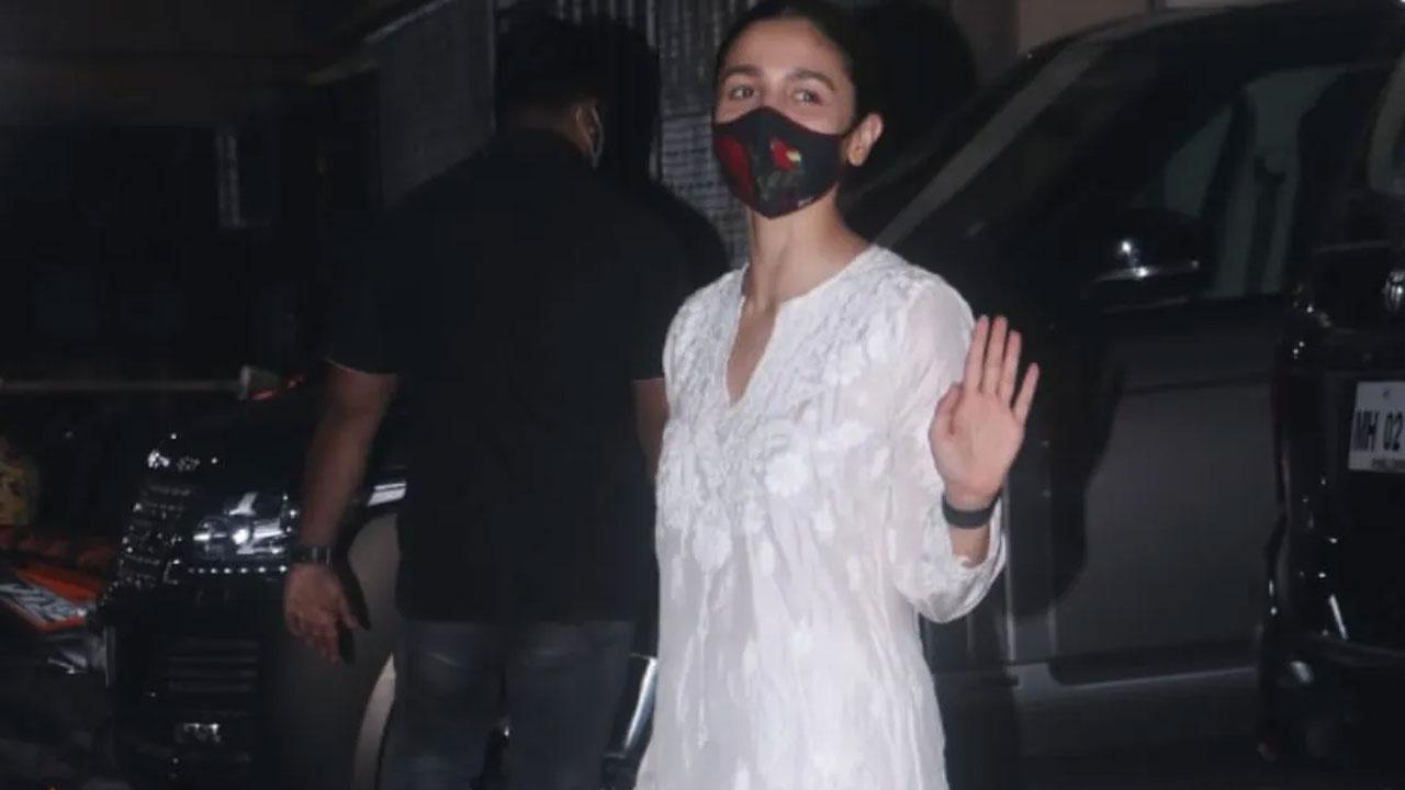 Alia Bhatt shares frontline mental health NGOs' helpline numbers, says ‘These are tough times’