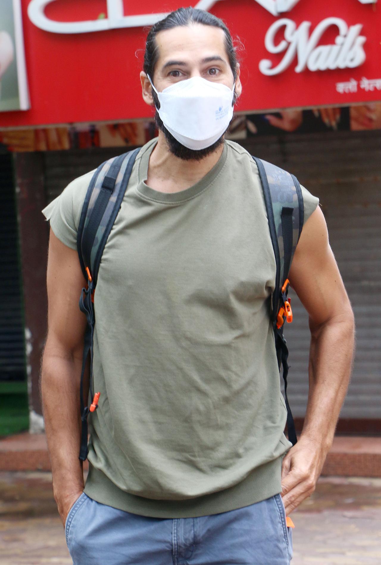 Dino Morea was snapped in Bandra, Mumbai. The actor was seen in his casual best - olive green t-shirt, grey joggers and comfy chappals.