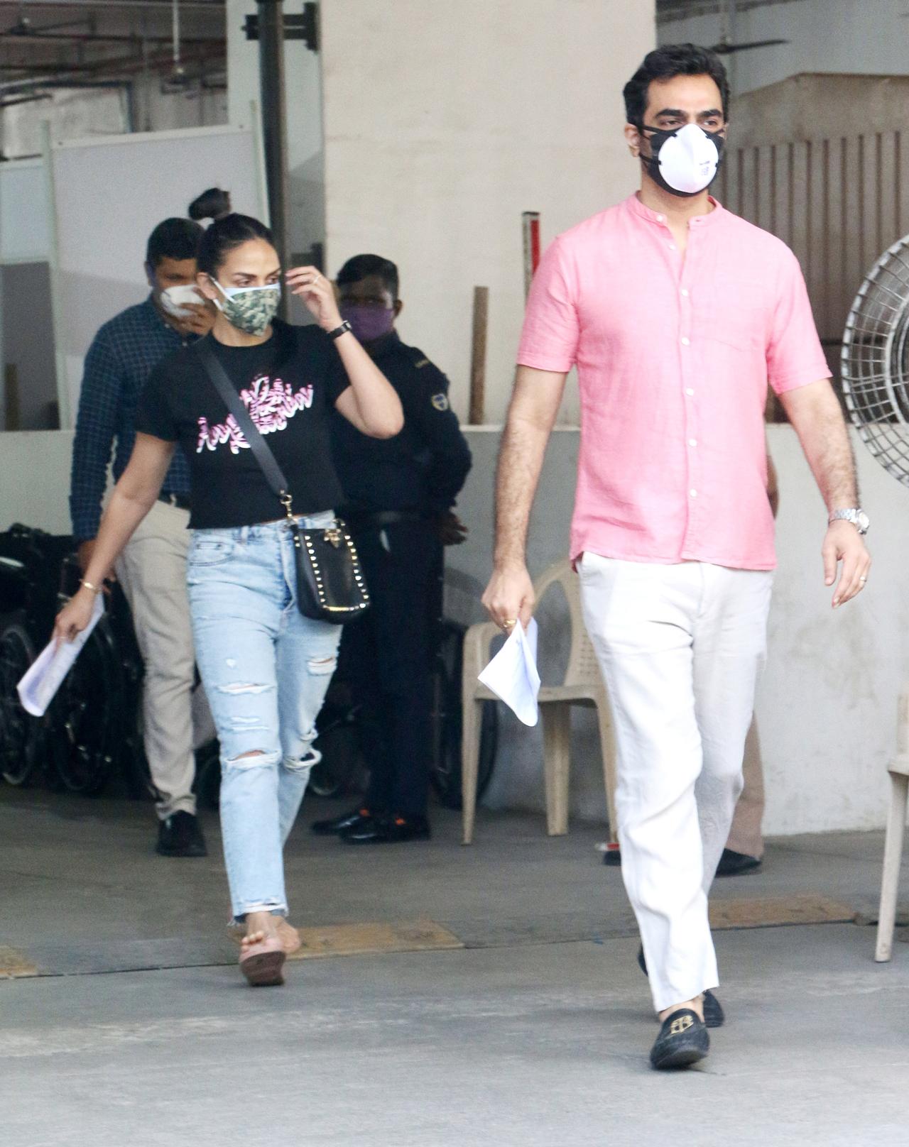 Esha Deol was snapped with her husband, Bharat Takhtani as they visited a Covid vaccination centre in Mumbai to get the vaccine shot. The couple, unlike most of the celebrities, did not share any updates on social media, about taking the jab!