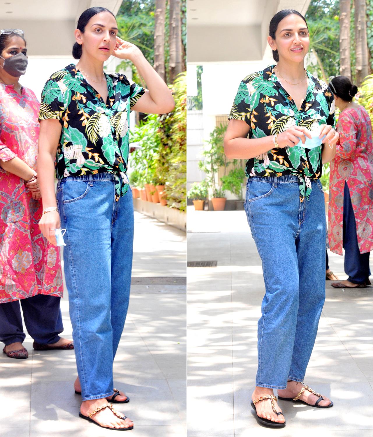 Esha Deol opted for a printed front tie-up shirt, paired with boyfriend jeans. The actress, who is a mother of two daughters, looked fir and fab, as she posed for the paparazzi for pictures.