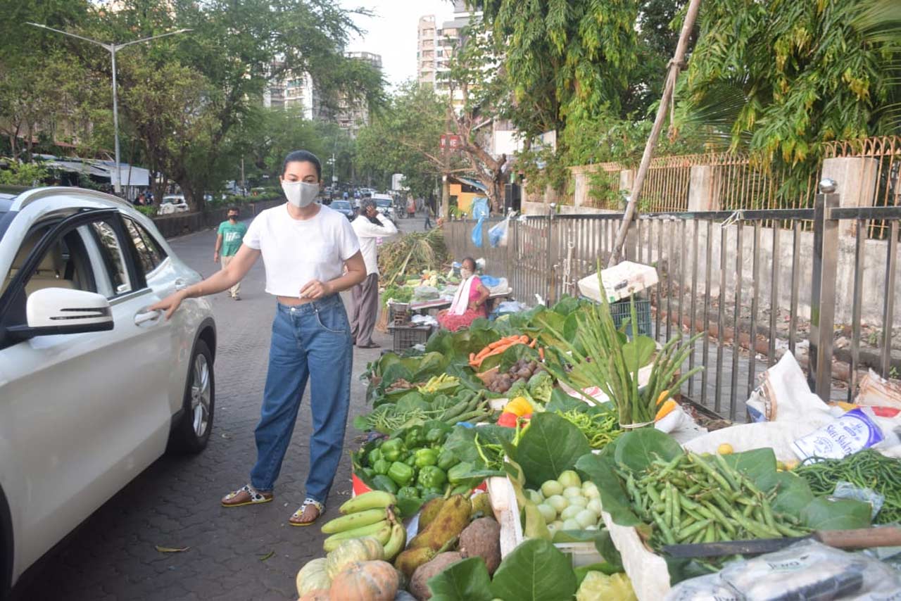 Gauahar Khan was also spotted buying some vegetable near her residence in Andheri, Mumbai. The actress sported a white crop top, paired with denim pants during the outing. 