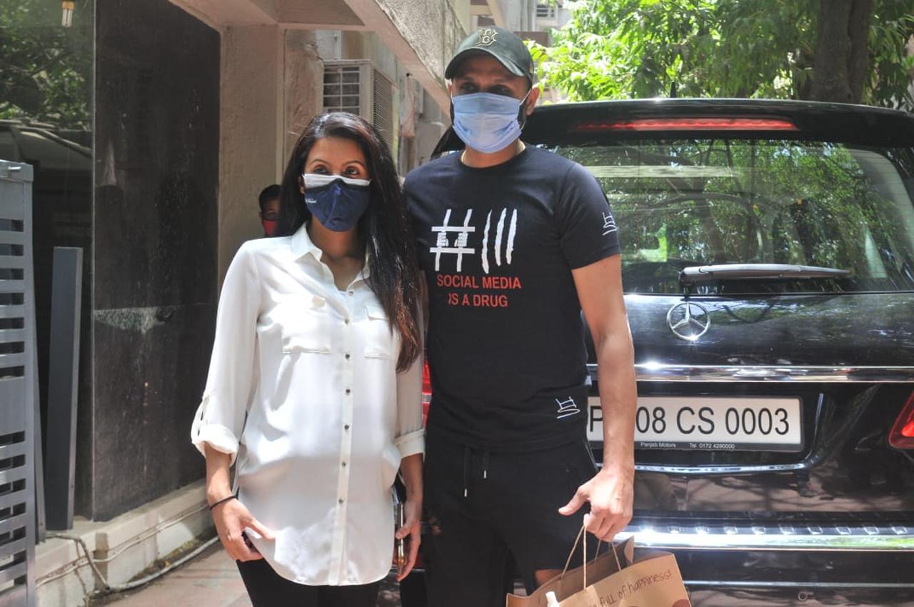 Harbhajan Singh and his wife Geeta Basra were in the suburbs of Khar and willingly posed for the shutterbugs.