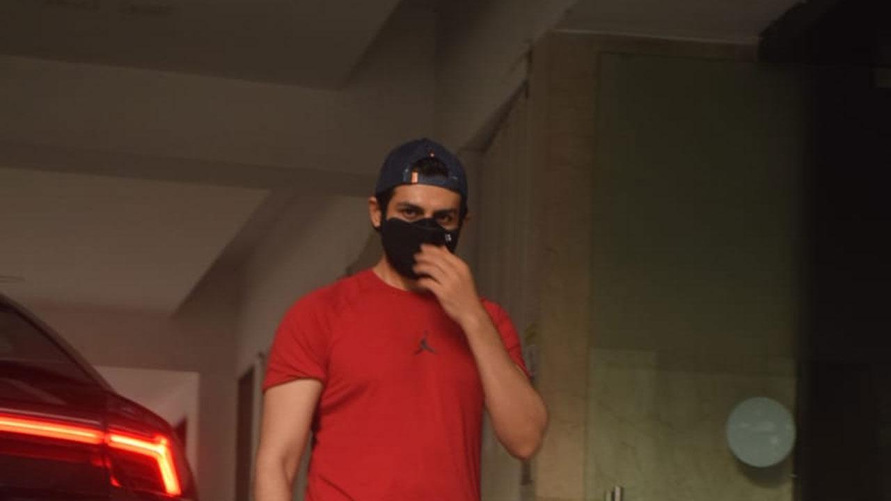 Kartik Aaryan shares a throwback picture; pens a note on tough times and humanity