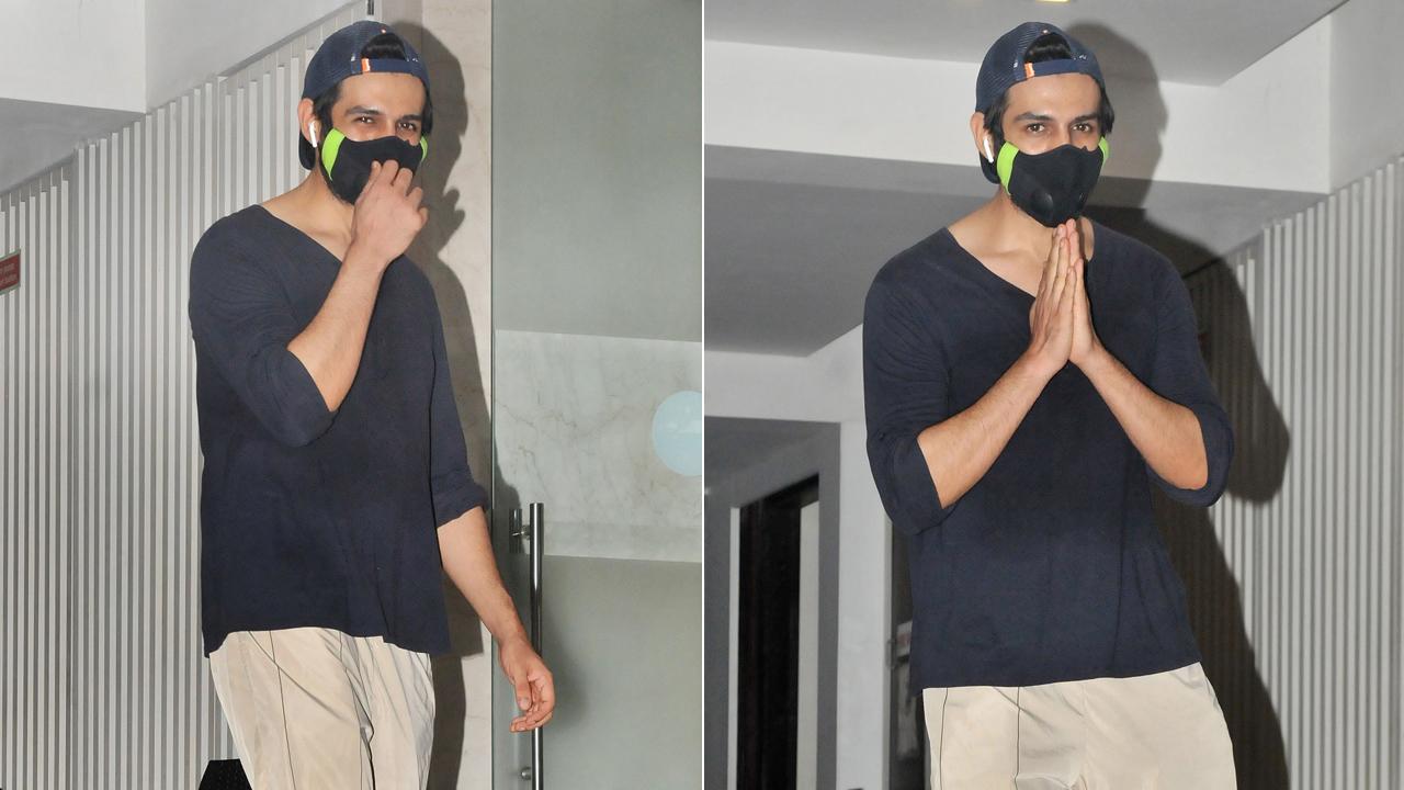 Kartik Aaryan was snapped outside his residence in Juhu, Mumbai. The actor was dressed casually and seen wearing a mask adhering to the COVID-19 government rules.