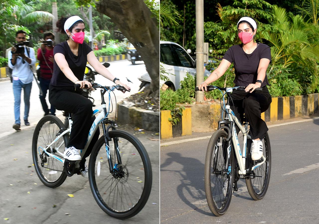 Khushi Kapoor was spotted nearby her residence in Andheri, Mumbai. The star kid was clicked while cycling on the streets of Lokhandwala.