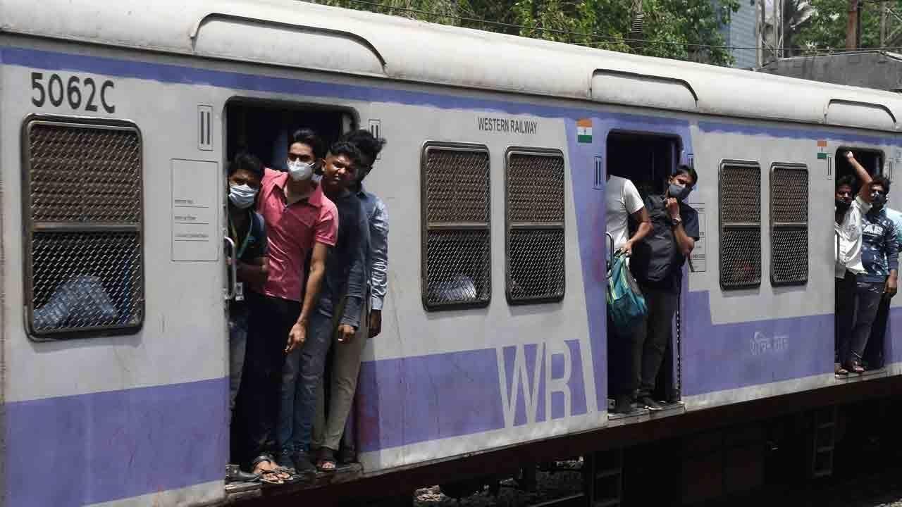 Thane: Woman falls off train, dies during phone theft, 1 held