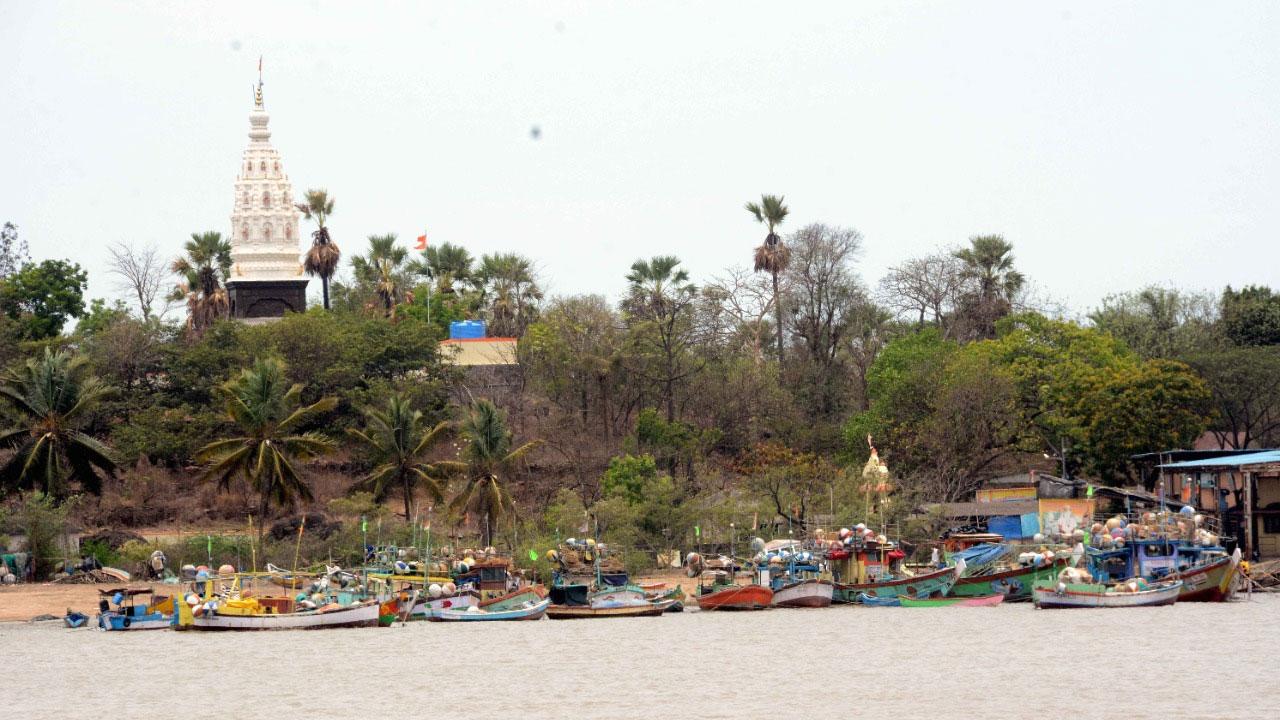 Meanwhile, The Mumbai civic body on Sunday decided to keep its Covid-19 vaccination drive suspended for the third day on May 17 in view of the warning about cyclone Tauktae, municipal commissioner Iqbal Singh Chahal said
Photo: Satej Shinde