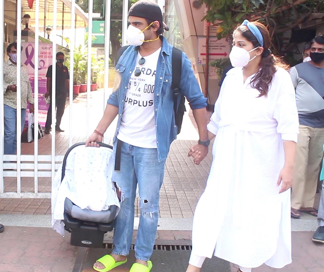 Mohit and Addite Malik happily posed for the paparazzi outside the hospital. Mohit opted for a white T-shirt over a blue denim shirt and jeans, while Addite was clad in a plain white kurta with a blue headband. Mohit was seen holding his baby boy, however, the couple kept the little one's face covered.