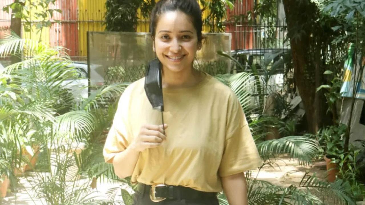 Asha Negi has something to say to actors uploading their vaccination videos