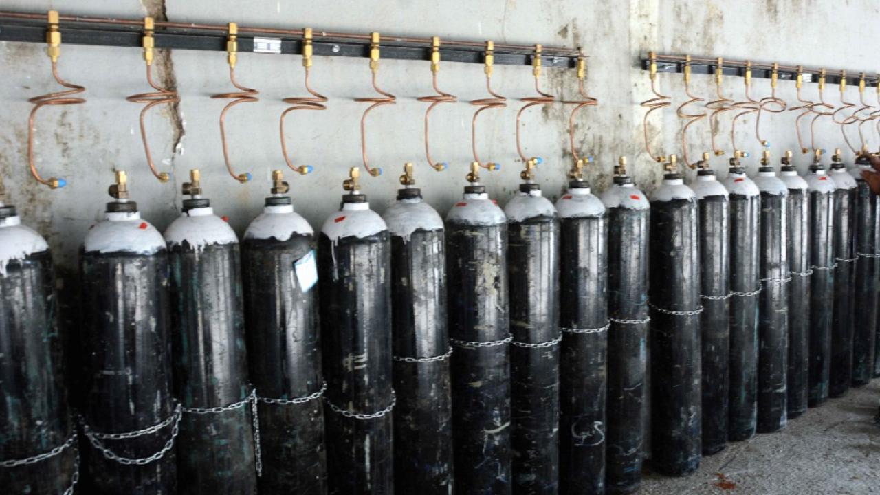 Maharashtra minister accuses Karnataka government of blocking oxygen supply