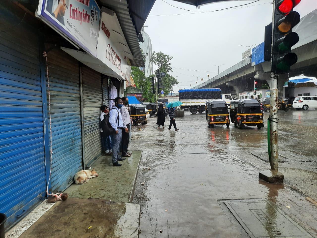 A decision has also been taken to suspend all Mumbai Monorail operations for the day in view of Cyclone Tauktae.
In pic: Heavy rains at Chembur-Santacruz Link Road. Photo/ Sameer Abedi