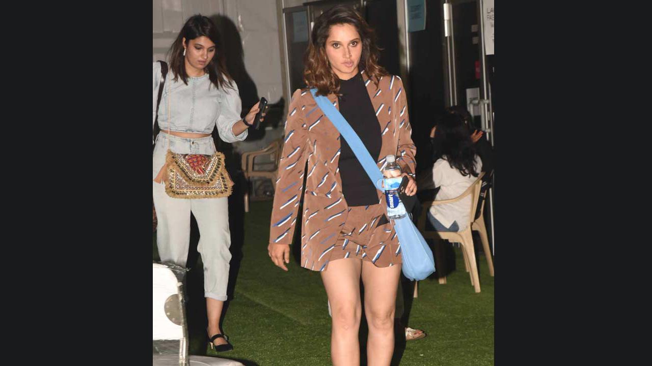 Sania Mirza gets some sisterly love from Anam. See photos