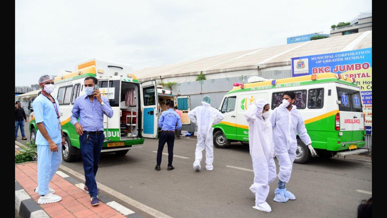Mumbai Mayor Kishori Pednekar on Sunday took stock of the cyclone preparedness after visiting the BMC disaster control room.
In picture: BMC makes arrangements to shift Covid-19 patients from Jumbo facilites to city hospitals. Photo | Shadab Khan