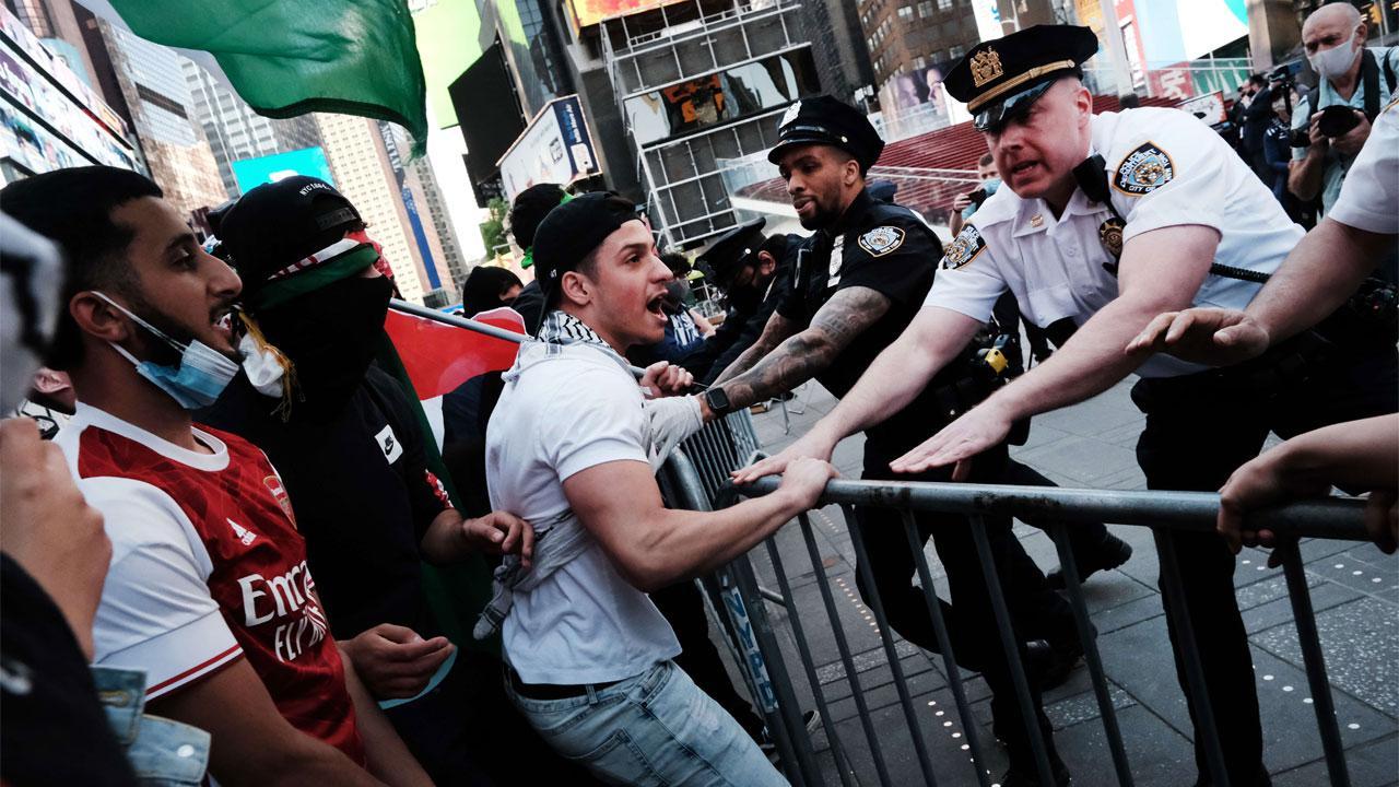 Violent clash between pro-Israel, pro-Palestinian protestors in New York, one hurt