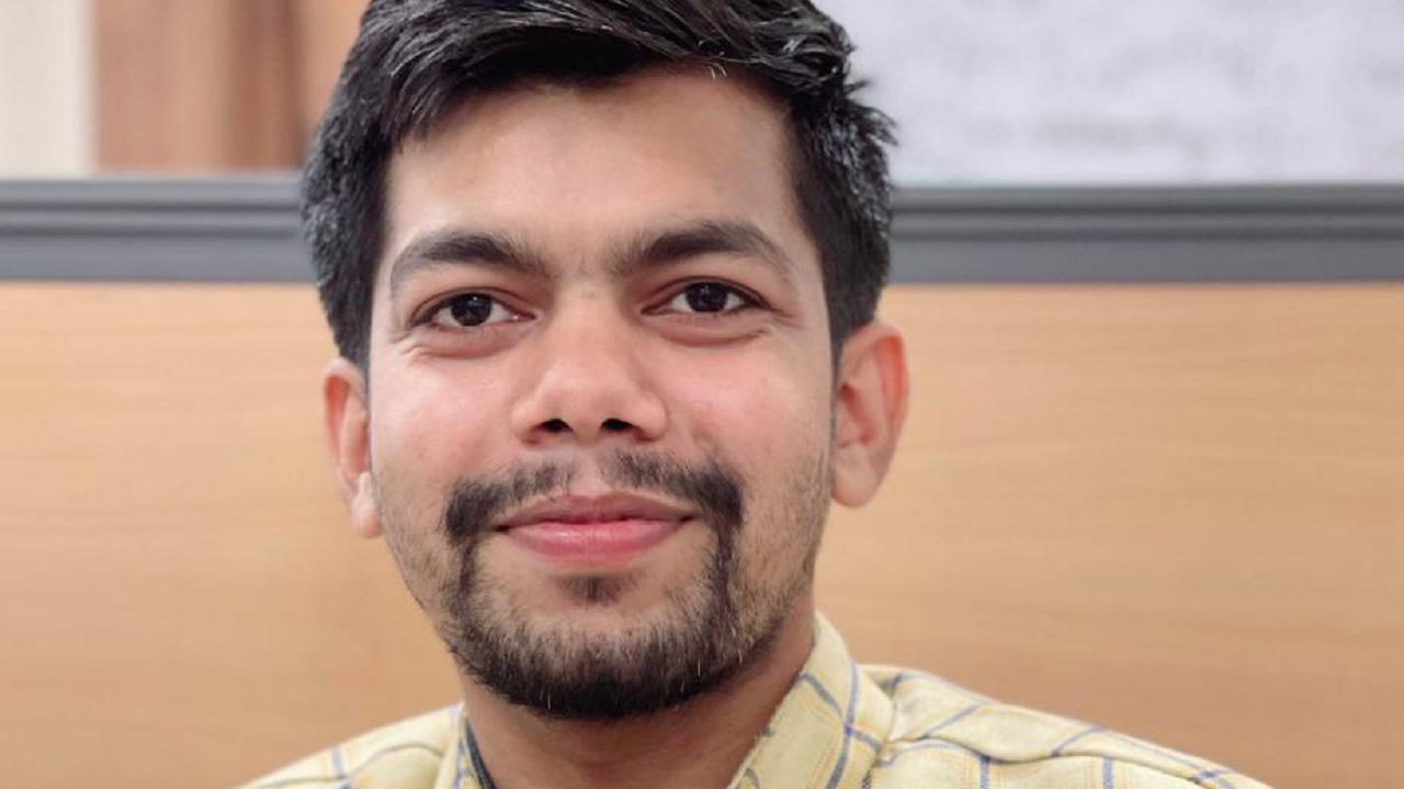 Meet the man “Vaibhav Srivastava Prayagraj” who has engaged in healing people during Corona pandemic