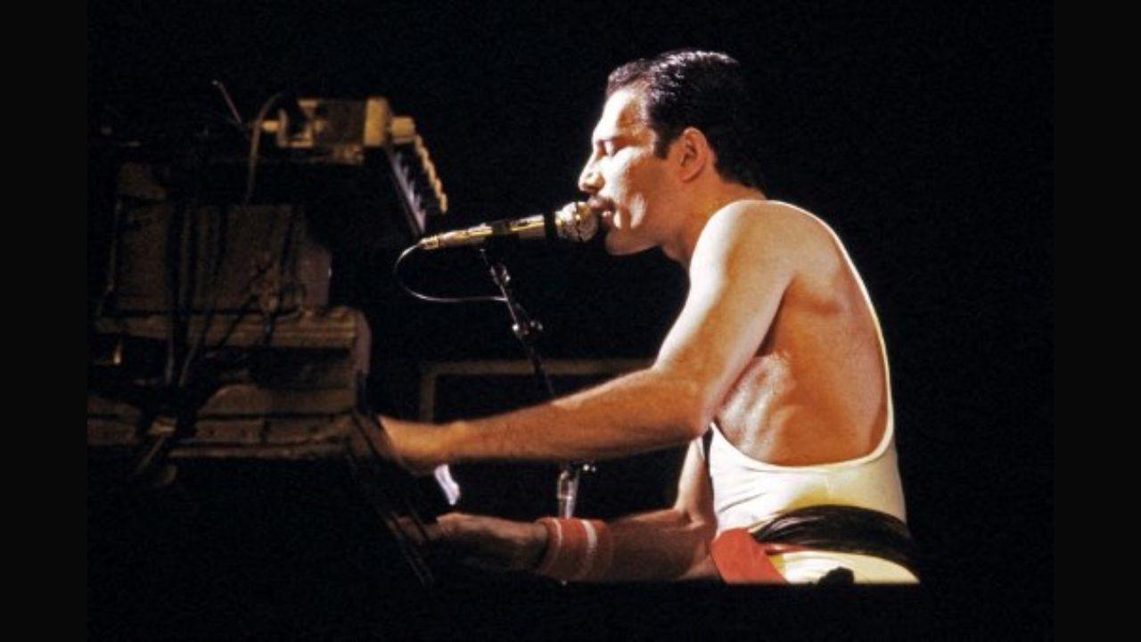 Freddie Mercury passed away on November 24, 1991 at the age of 45 due to bronchial pneumonia, which was a result of AIDS. It was a few years after he had tested positive for the disease. The singer’s funeral service was conducted three days later by a Zoroastrian priest at the West London Crematorium. Photo: AFP