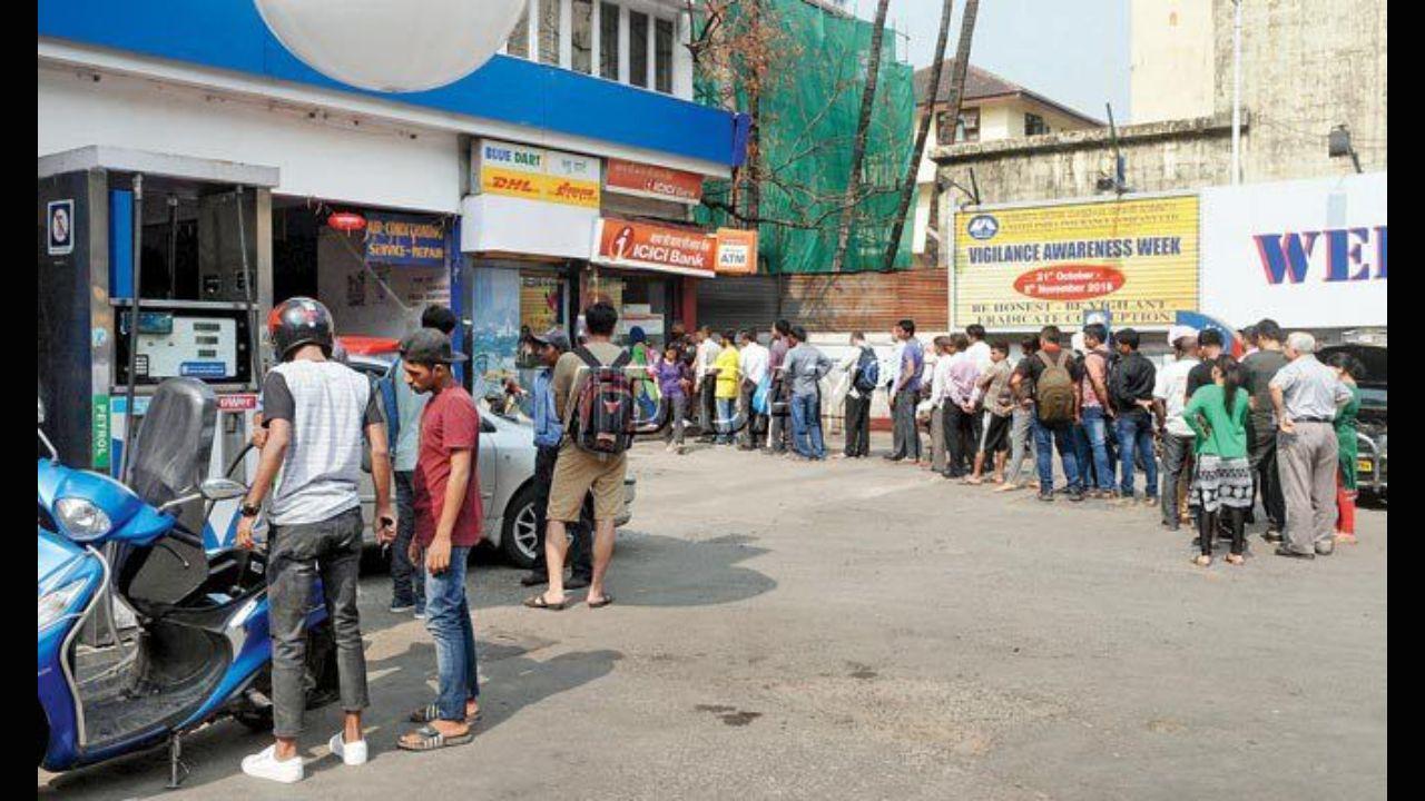 In the week after demonetisation was announced by Prime Minister Narendra Modi, people queue up outside an ATM in Colaba to withdraw new currency notes. Photo: Mid-day file pic