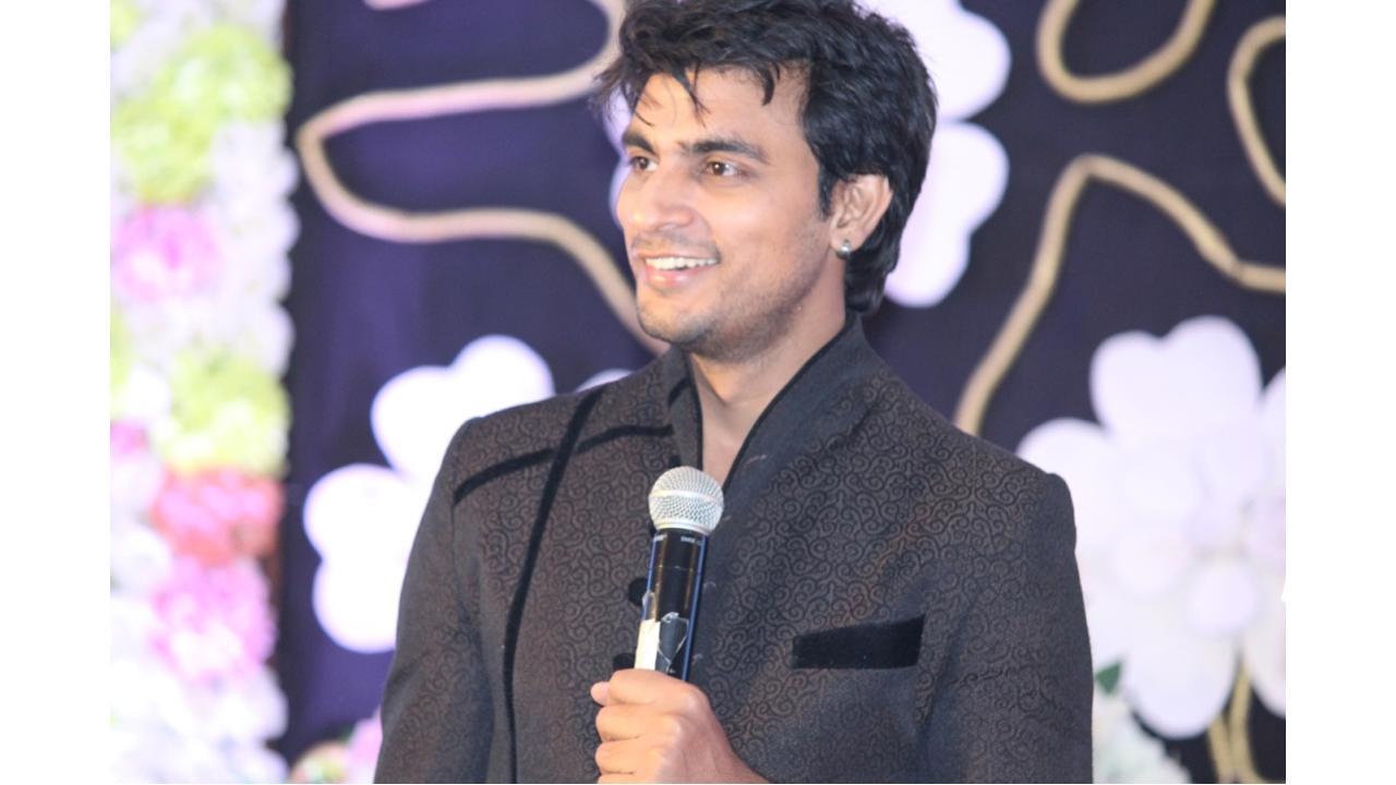 Amit Auumkaar, an anchor lighting up the wedding and parties with his talent