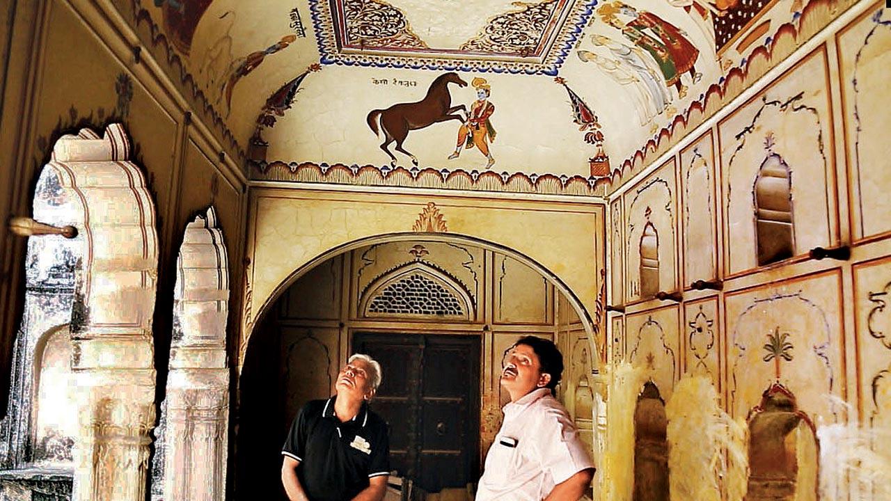 Ram Pratap Verma says that it is the sahukaas (baniyas) who owned most of these havelis in Bhiwani town