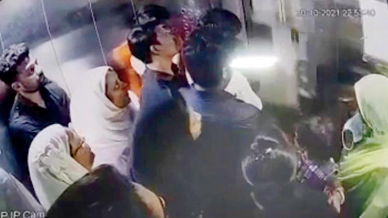 Mumbai: 5, including kids, hurt as lift collapses in SRA building in Byculla