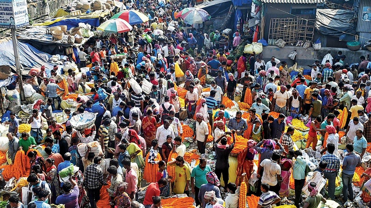 A crowded market on the eve of Diwali, in Kolkata, on Wednesday. Pic/PTI