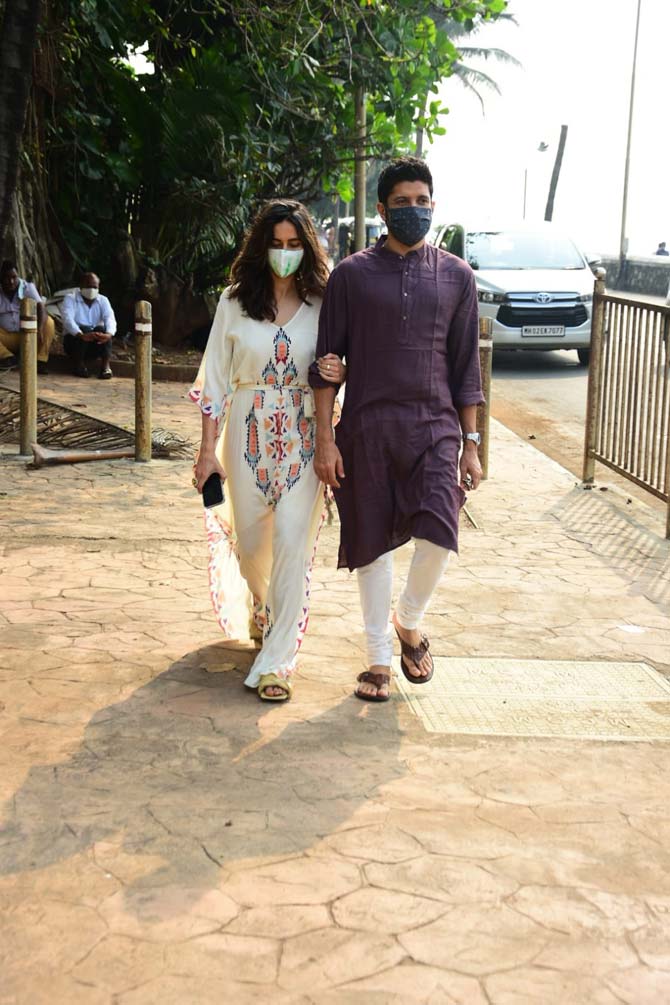 Farhan Akhtar and girlfriend Shibani Dandekar were snapped in Bandra taking a peaceful stroll on Diwali. 