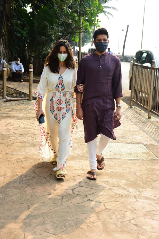 While Shibani Dandekar wore a printed kaftan dress for her outing, Farhan Akhtar opted for a wine-coloured kurta and white pyjamas.