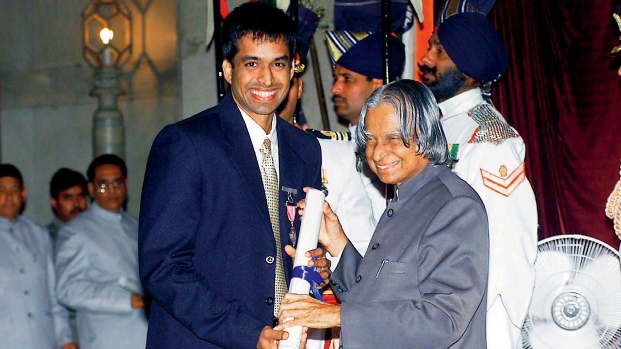 Dr APJ Abdul Kalam hands Gopichand the Padma Shri Award in New Delhi, 2005