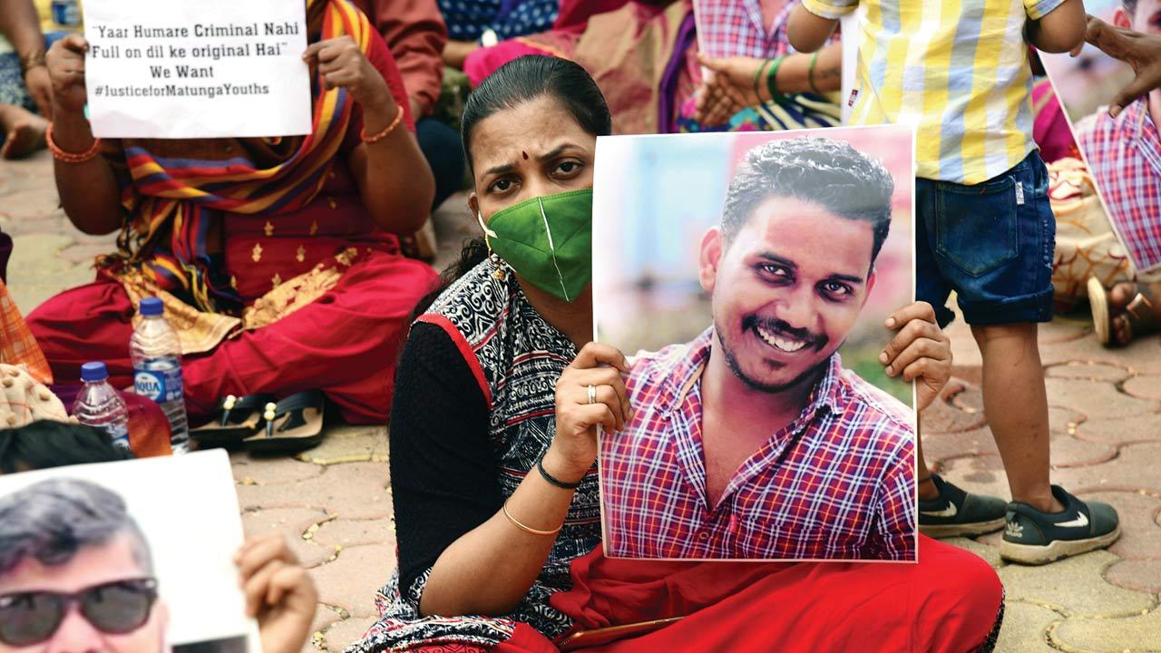 More than 300 locals held a protest outside Shahu Nagar police station on Tuesday, vouching for Sayyed’s innocence. Pic/Pradeep Dhivar