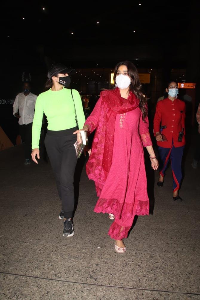 Now, it looks like Janhvi and Sara are back in the bay and were clicked at Mumbai airport. Janhvi Kapoor looked pretty in a pink kurta-palazzo suit.
