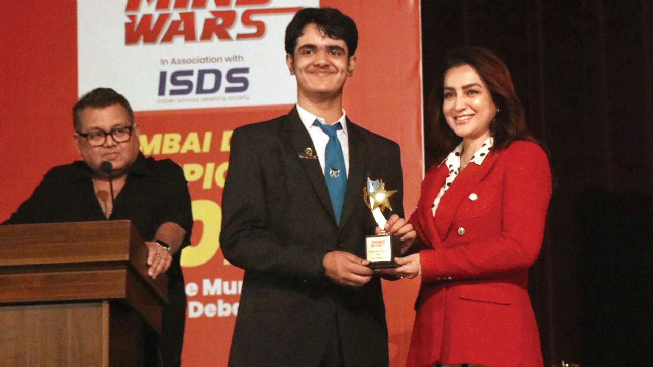 Arvind Iyengar receives his award from actor Tisca Chopra, while the event’s moderator, Kunal Vijayakar, looks on