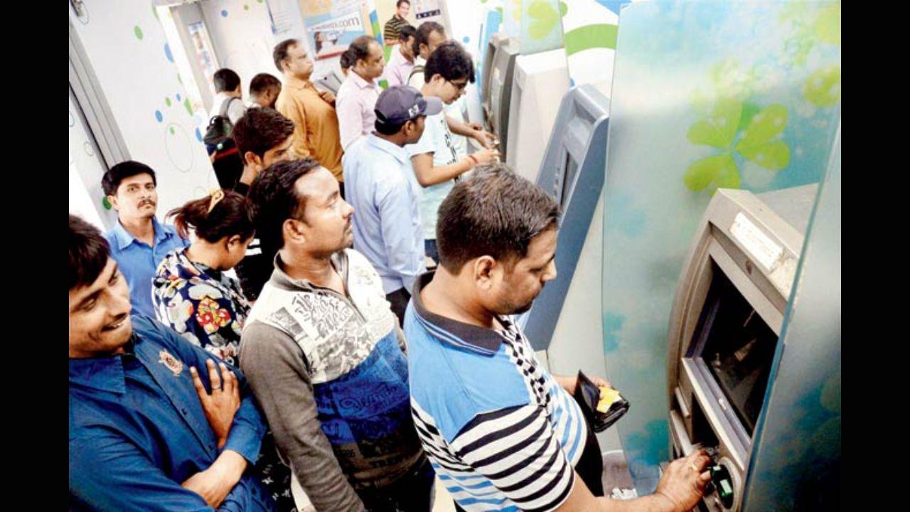 A little less than a month after demonetisation was announced in 2016, people wait to withdraw from a Navi Mumbai ATM on payday. Photo: PTI