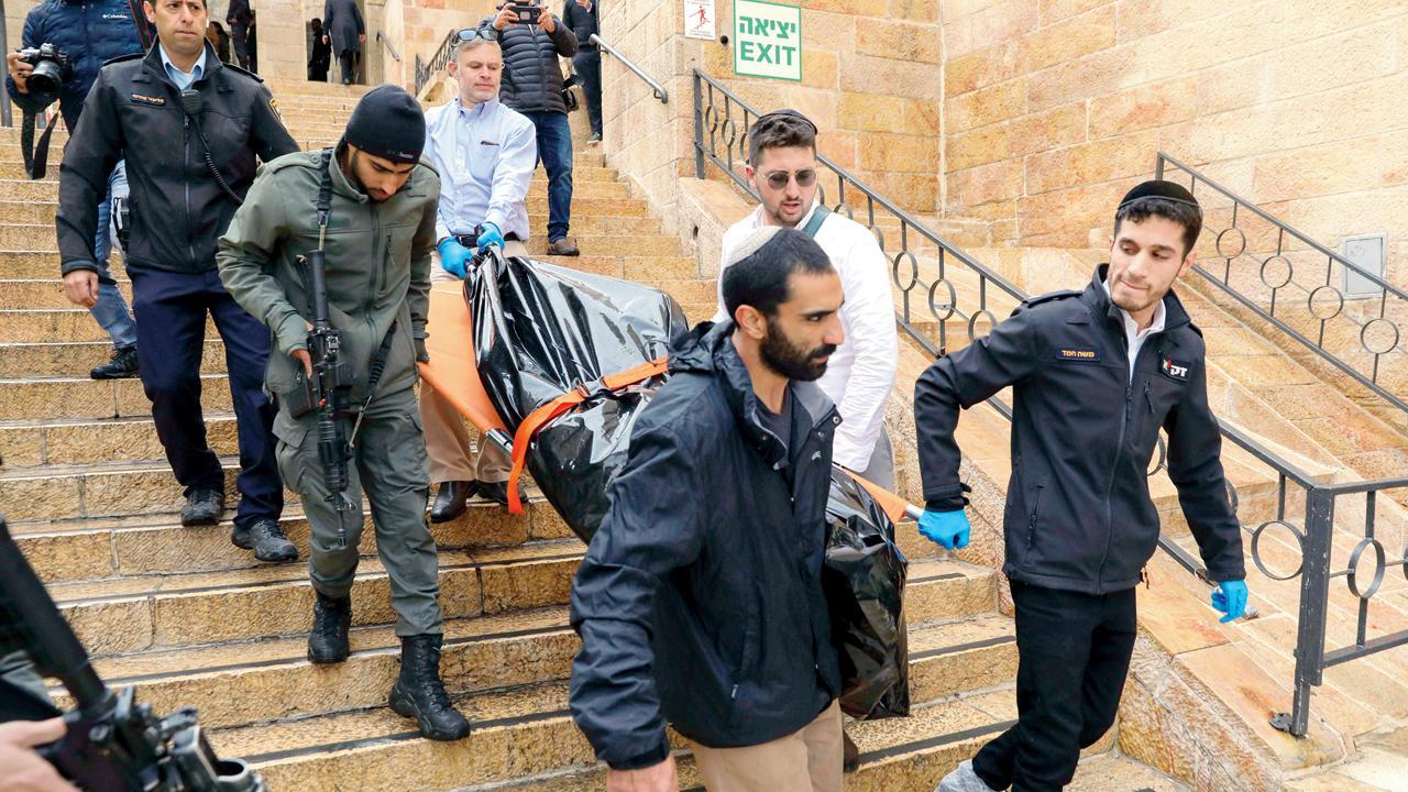 Palestinian kills 1, injures 4 before police shoot him