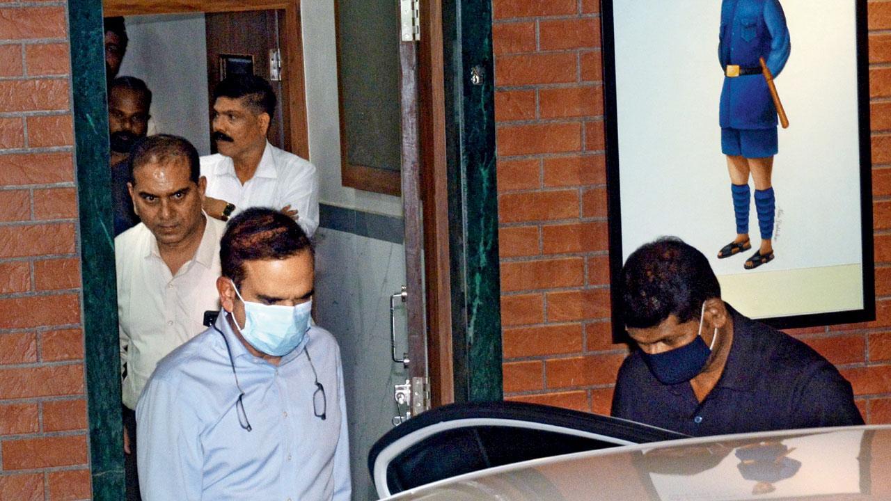 Sachin Waze and Param Bir Singh face enquiry for 1-hr chat