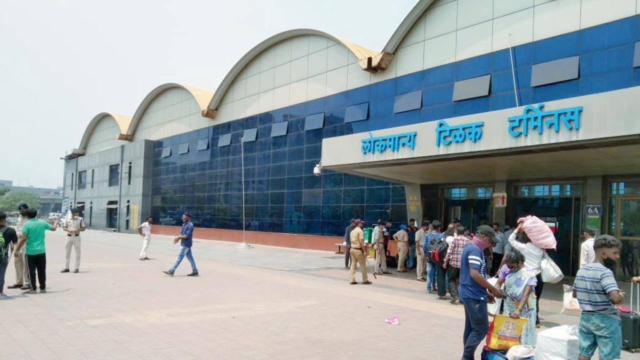 Mumbai: Entry fee of Rs 50 for cabs at Kurla LTT sparks protest