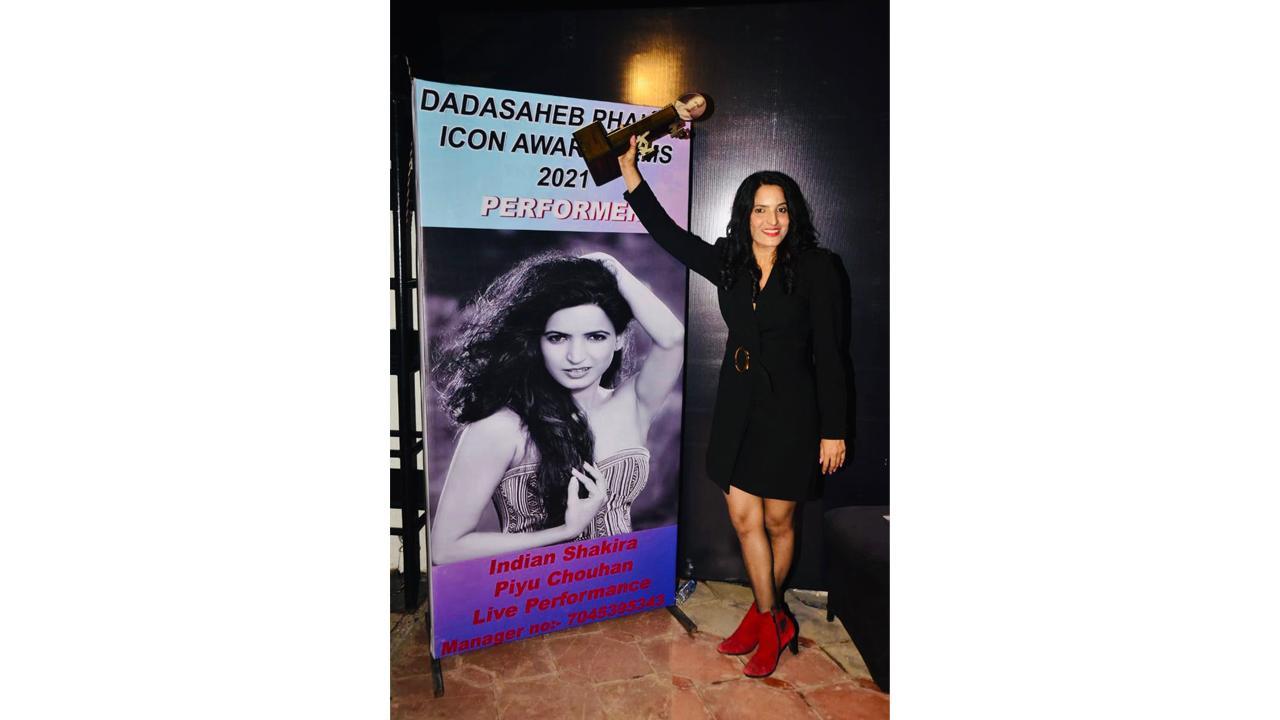 Actress Piyu Chouhan honoured by Dadasaheb Phalke icon award 2021
