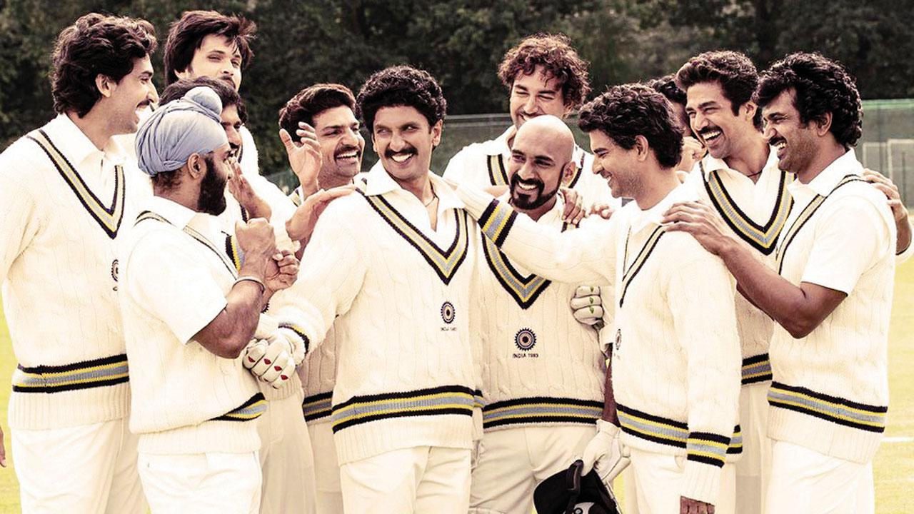 Ranveer Singh with team in 83