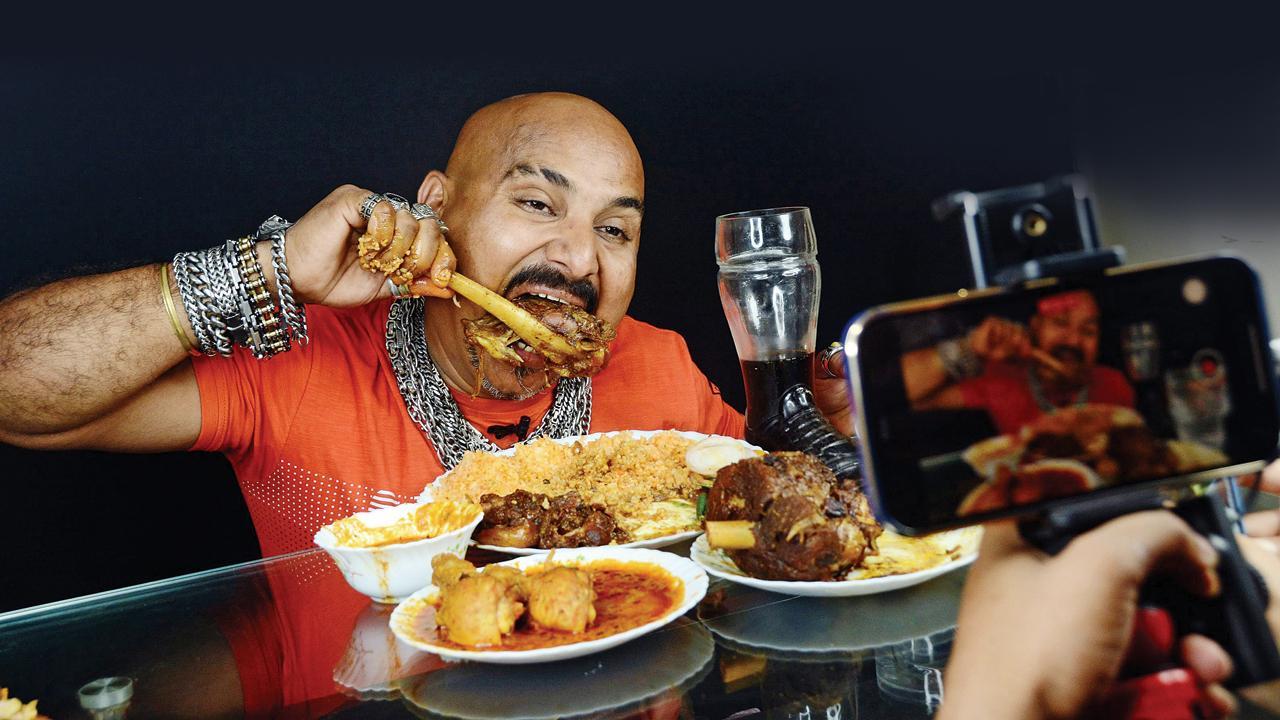 9M are watching this man pig out