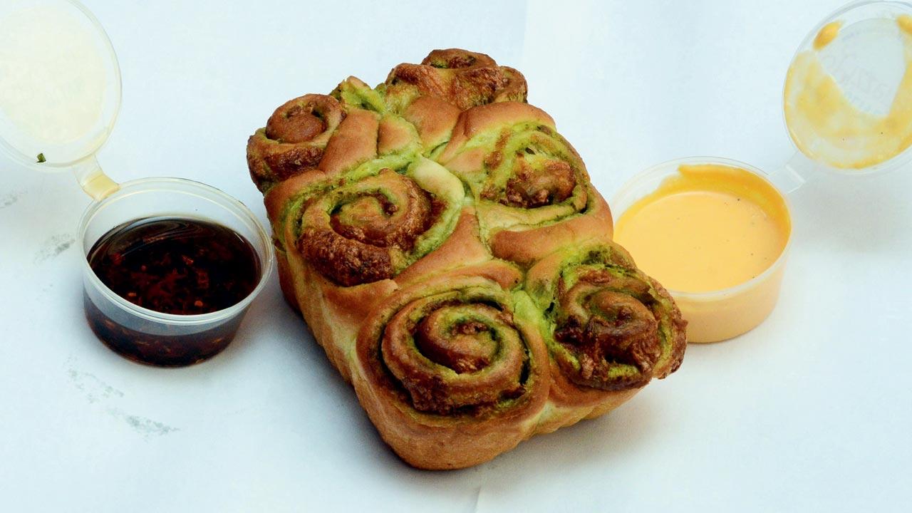 Pesto and smoked scamorza pull-apart bread with aglio olio dip