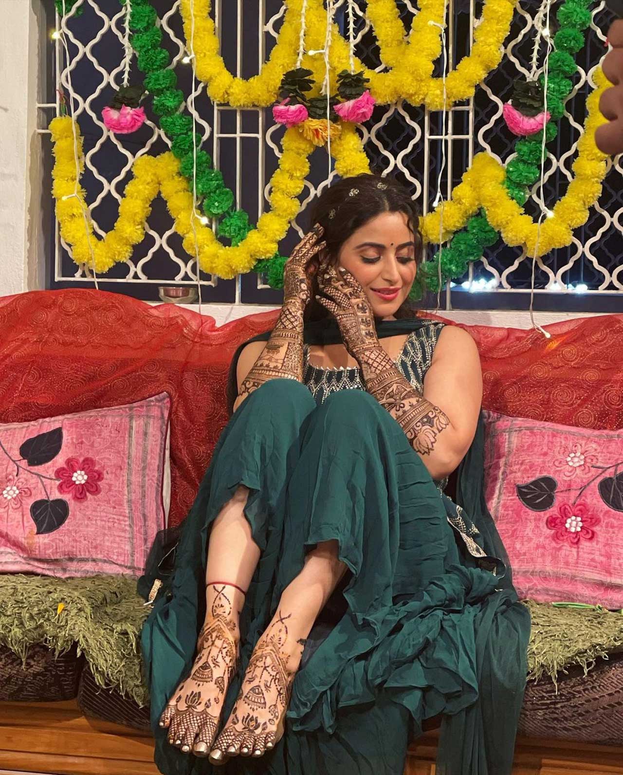 Aishwarya Sharma decked up in green and posed for pictures with her family. Her mehendi had intricate detail and she looked resplendent in the pictures.