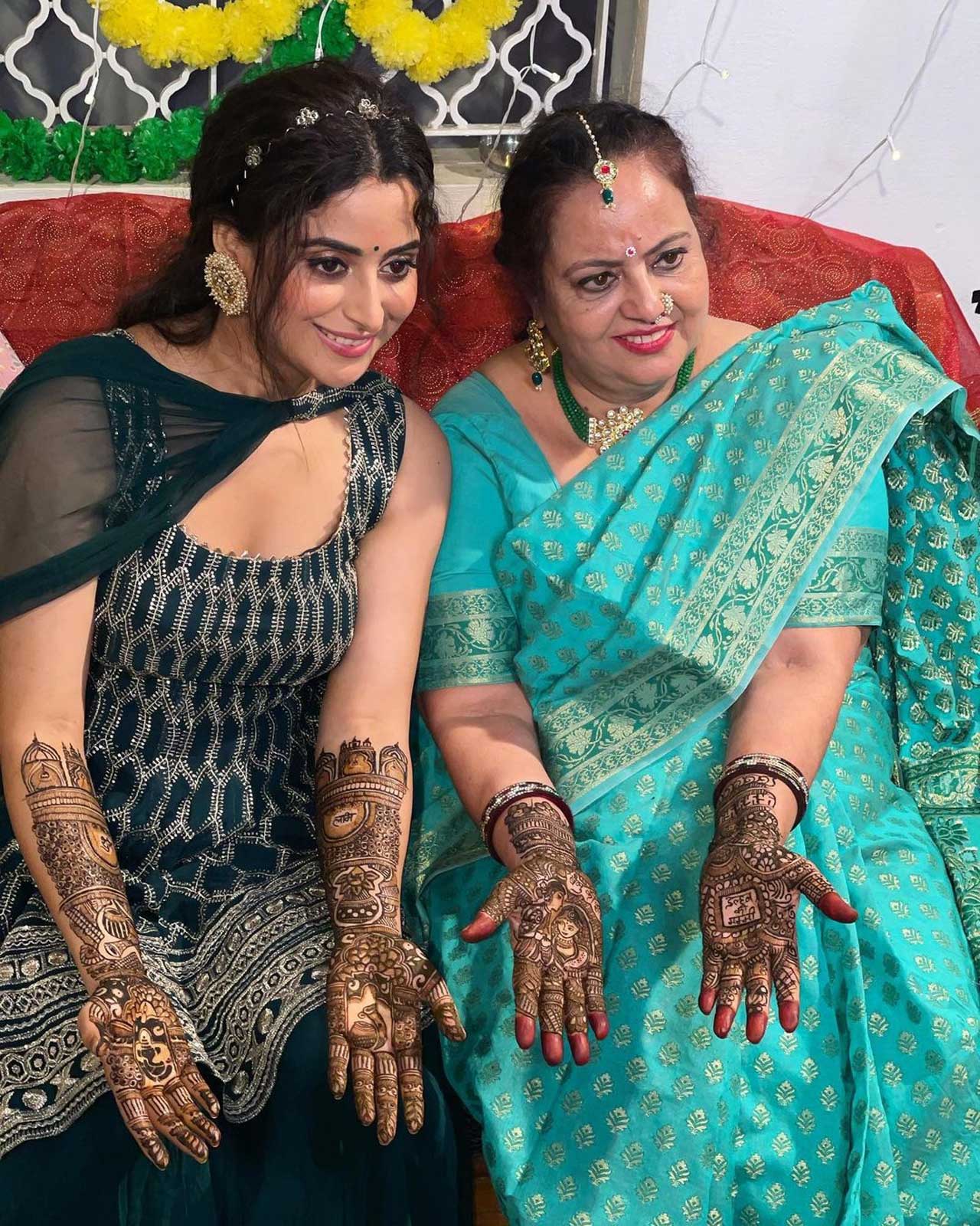 Seen here is Aishwarya posing for the cameras with her mother. For the uninitiated, Neil Bhatt and Aishwarya Sharma play lead roles in Ghum Hai Kisikey Pyaar Meiin. 
