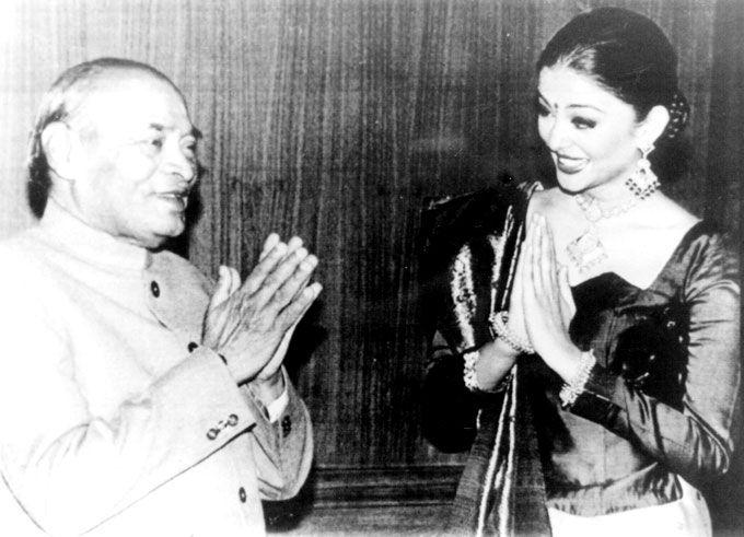 Aishwarya Rai Bachchan with former PM, the late P V Narsimha Rao. During this meeting back in the 90s, Ash, who is often hounded by fans for autographs, actually took an autograph of Rao!