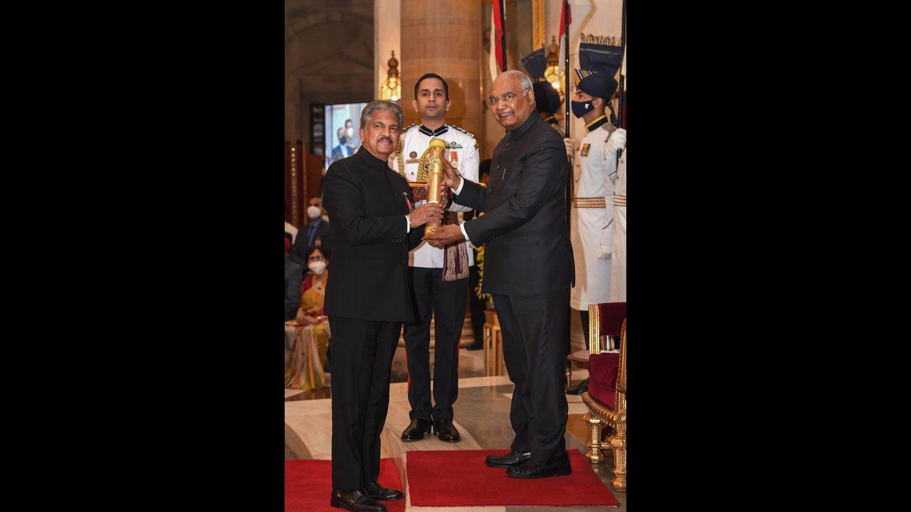 President Ram Nath Kovind presents the Padma Bhushan Award to to Anand Gopal Mahindra for Trade and Industry, at the Civil Investiture Ceremony-I, at Rashtrapati Bhavan. Pic/Pallav Paliwal