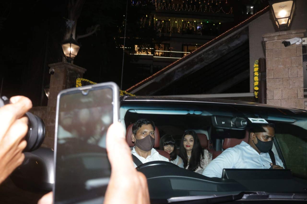 Aishwarya and Aaradhya Bachchan were dressed in Diwali finery and were all smiles when clicked by the paparazzi.