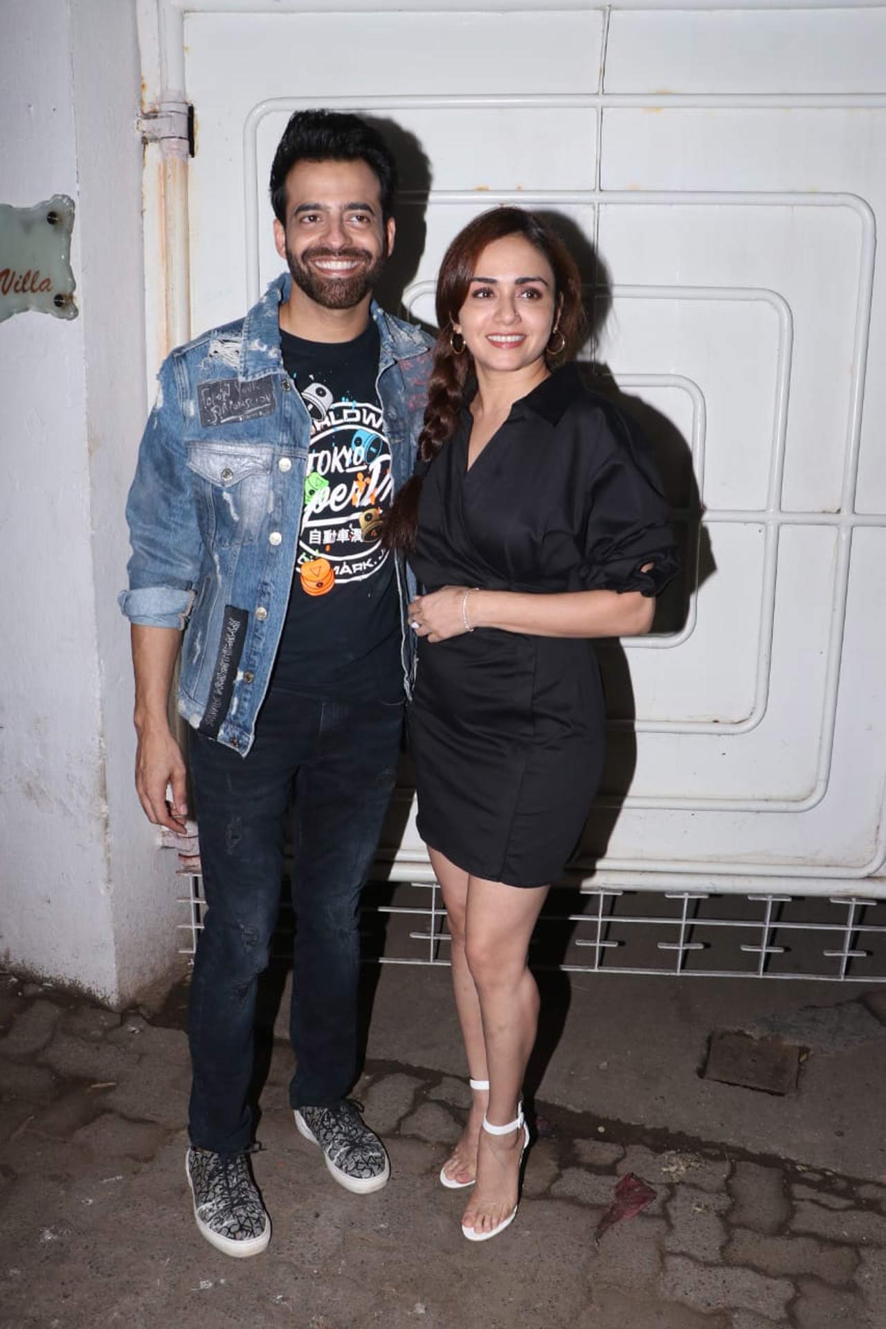 Amruta Khanvilkar, who also attended the special screening of Satyameva Jayate 2, appeared with her husband Himanshu Khurana at the show. The actress stunned in an LBD, and she completed her casual look with braided hair and white coloured stilettoes.