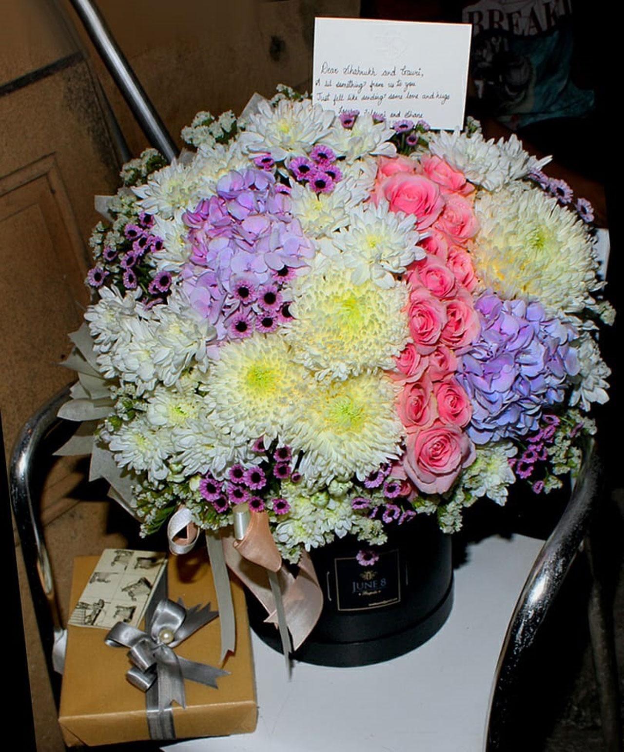 Designer duo Falguni and Shane Peacock sent a beautiful bouquet of flowers for Shah Rukh Khan. 