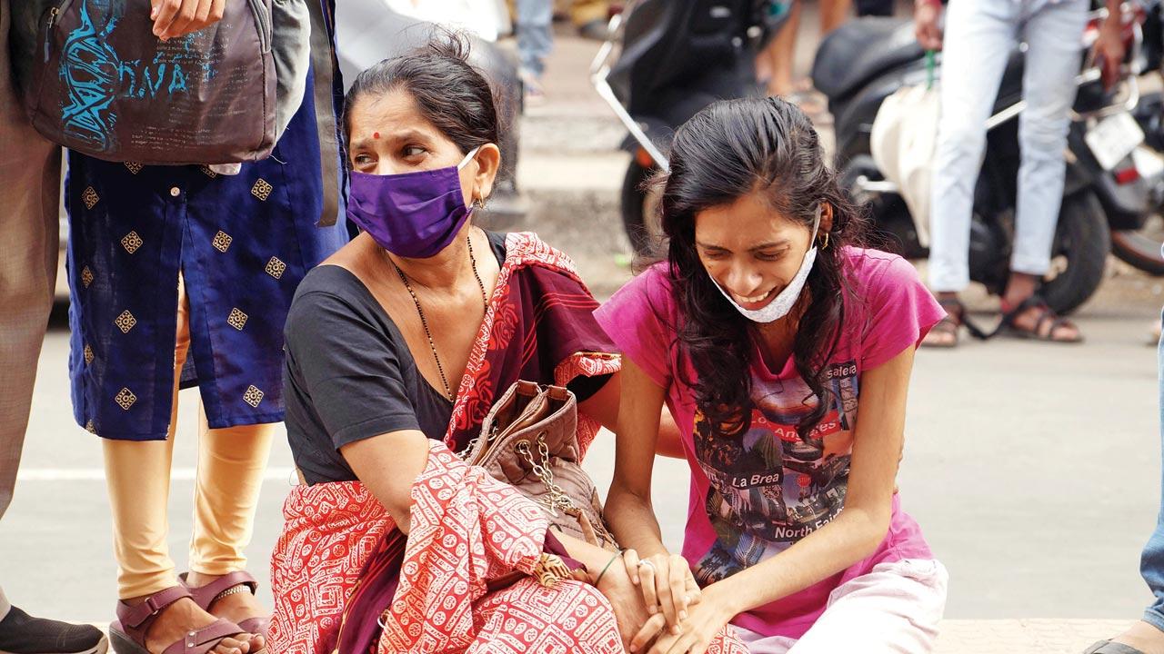 Relatives grieve outside Vijay Vallabh Hospital in Virar, where a fire broke out at 2.45 am on April 23. Pic/Hanif Patel