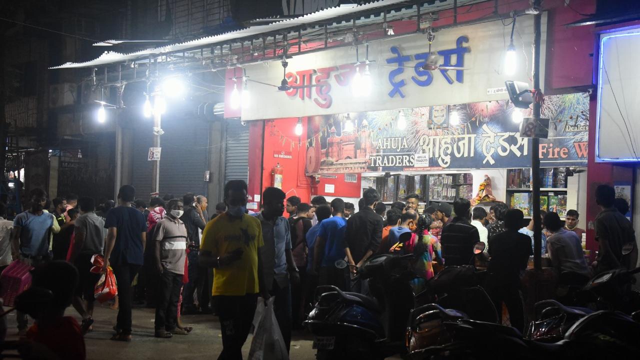 People also queued up infornt of wholesale cracker stores as part of Diwali shopping.