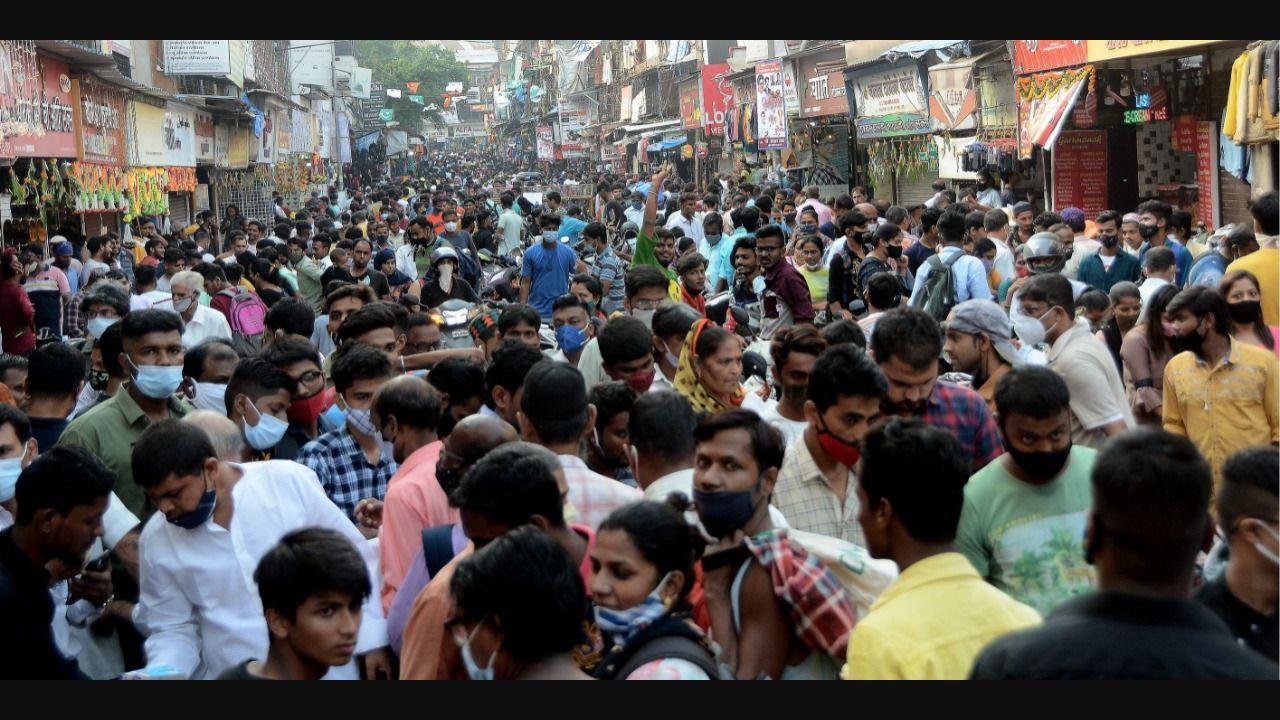 As Diwali festivities are in full swing, a huge crowd gathers at a market in Mumbai. Pic/Sameer Abedi